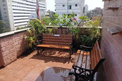 Image de Rooftop Rendezvous - Artsy Terrace Garden Retreat