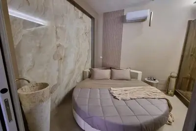 Image de Suite with Jacuzzi 2 steps from the sea and downtown