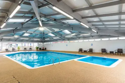 Image de Chalet acceptant les animaux de compagnie avec piscine et bain à remous, Sans dépôt