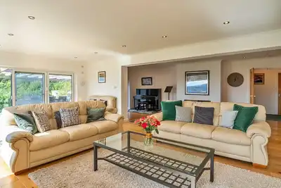 Image de Cottage à Whitestone avec jardin & salle de jeux