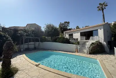 Image de Villa rénovée avec piscine et vue dégagée