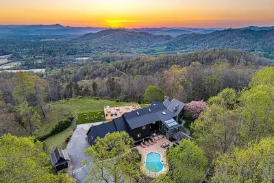 Image de 14k sq ft Mountaintop Estate - Private Golf Course