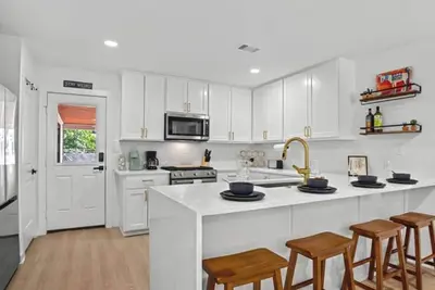 Image de This house is a 4 bedroom(s), 2 bathrooms, located in Austin, Tx.