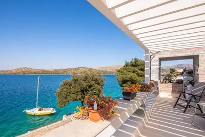 Villa Nensi - house with six bedrooms and a swimming pool