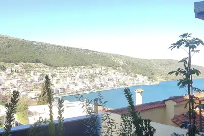 Image de Suite 2 on the Hill – Partial Sea View