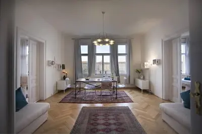 Image de Stunning river-view apartment in Naplavka Smichov, sleeps 11, perfect for exploring Prague!