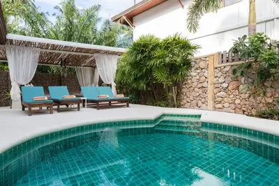Image de 5-bedroom villa with private pool, sun deck, sala, and stunning ocean views