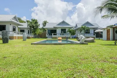 Image de Private beachfront villa with pool, Bbq, and stunning views