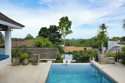 Image de Luxurious 2-bedroom villa with sea views, private pool, and serene balcony