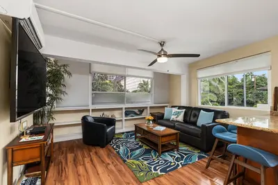 Image de 2-Bedroom Suite Close to Beach in Heart of Waikiki! Parking nearby, Ac, Wi-Fi
