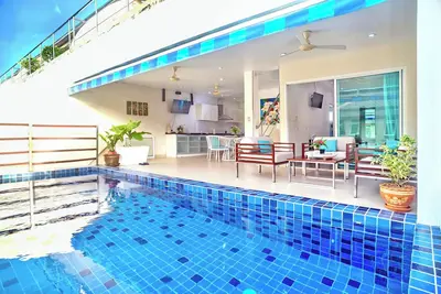 Image de Cozy duplex with private pool, short walk to beach