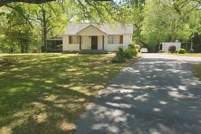 Rustic Retreat & Smokehouse Eats, 3br Home, Event Space w/Food Truck Stockbridge