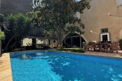 Image de Maison d'exception située dans l'hyper centre de Narbonne avec jardin et piscine