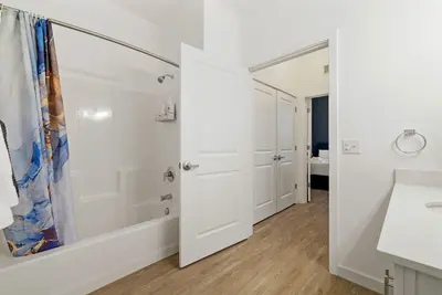 Image de Luxury Loft with Arched Windows Near Downtown and Stadiums