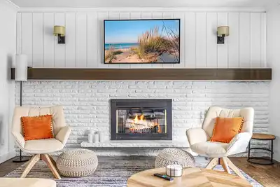 Image de Juniper Presents: Fire Pit, Deck + Foosball, 1-min to Watermark Brwy