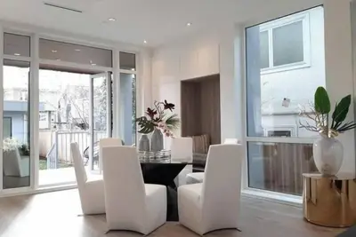 Image de Point Grey Newly Constructed Estate