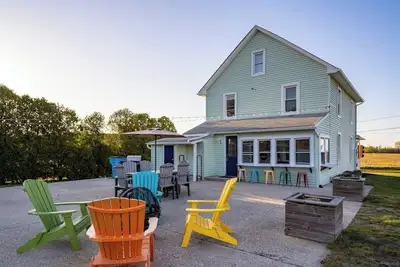 Image de New! Cozy Retreat-Mins to Beach/Outdoor Dining/Firepit