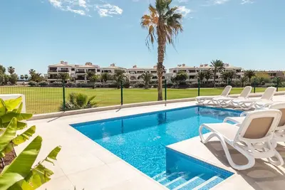 Image de Villa-Vue sur le golf-Salle de bain privée séparée
