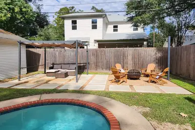 Image de 3 Br Cozy Retreat w/ Pool, Firepit & Pergola!