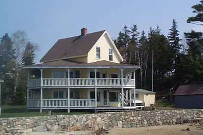 Image de Colburn Cottage - Downstairs - Waterfront + Beach! !