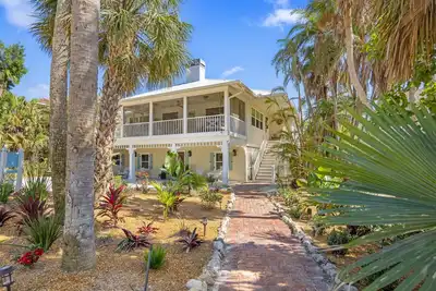 Family Favorite | Sleeps 8, Heated Pool, Game Room, Steps to Captiva Fun
