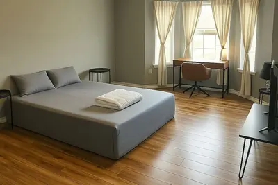 Image de Spacious comfortable King room. Work-friendly. High-speed internet w/ 50\" TVs
