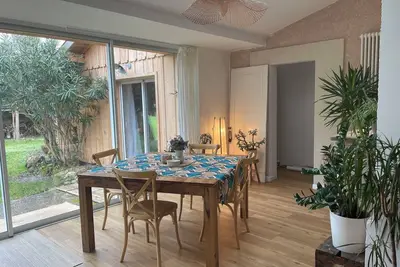 Image de Maison typique avec un grand jardin pour vacances en famille à 200m du bassin.