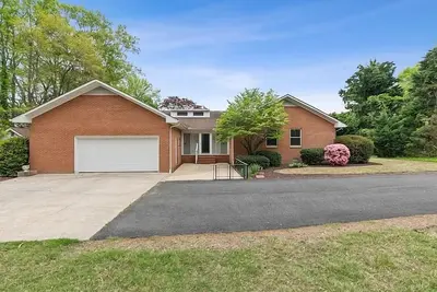 Riverfront House in Kilmarnock-Perfect for the whole Family