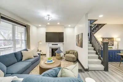 Image de 4 Mi to Dtwn: Modern Retreat w/ Yard in Cleveland