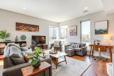 Image de Walk to Mile High Stadium: Modern Denver Townhome