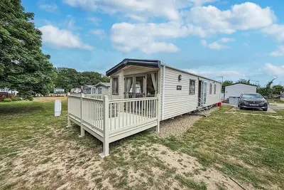 Image de Lovely caravan with Wi-Fi and front decking at Caldecott, Norfolk ref 91155b