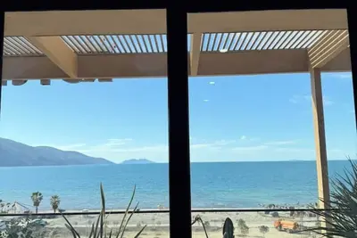 Image de The Whale - Family friendly spacious apartment right on the beach