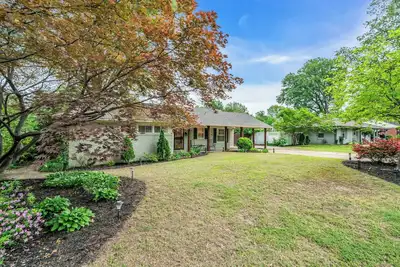 Image de Comfy home in E Memphis centrally located. Minutes to everything!