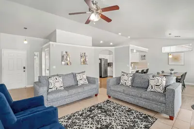 Image de Fresno Home - Pool - 4:2 - Near Fig Garden Loop!