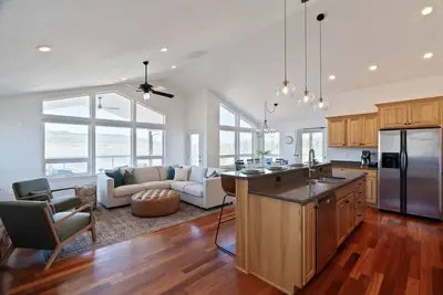 Image de Relax at Friday Bay Retreat With Beautiful Lake Views. 25 miles to Lake Trail