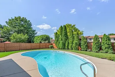 Image de In-ground pool, private! In town location near it all. Updated, Clean!