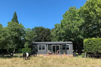 Image de \"Little Walnut\" A charming rural tiny home only 15 minutes from Chch airport. . . .
