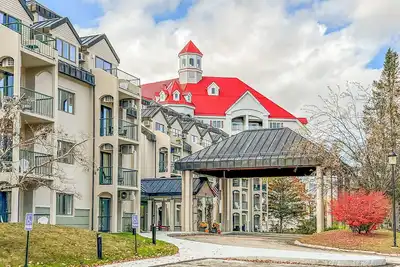 Image de Mountainside efficiency w/ pool & rec room, walk to ski lifts