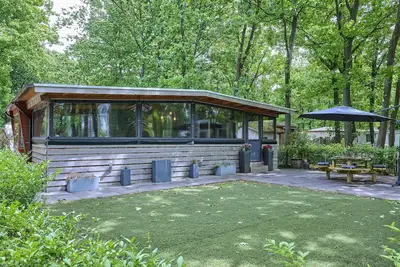 Image de Belle maison avec jardin d'hiver et jardin clos