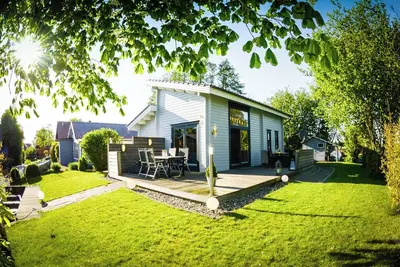Image de Boatswain's cottage on a 3-sided waterfront property on the Great Sea