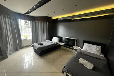 Image de Spacious House in Luton -11 Beds