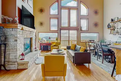 Image de Spacious house w/shared pool & tennis court, private hot tub, lake view