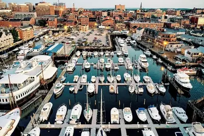 Image de Stylish Stay | Savor Seafood & Explore Portland’s History!