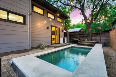 Image de Private Pool, Firepit, Patio | Steps to East Austin Dining, Music, Art, Murals