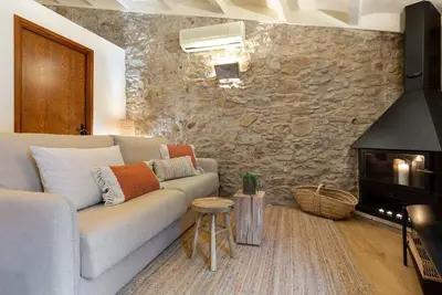 Image de Maison en pierre entièrement rénovée sur