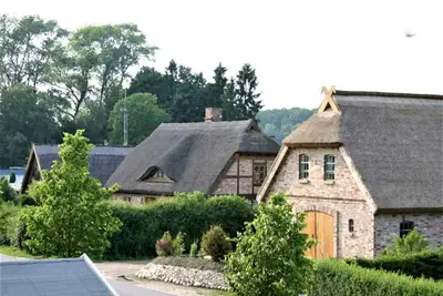 Image de Landhauswohnungen Mitten auf Rügen - Apartment starboard - Apartment garden side