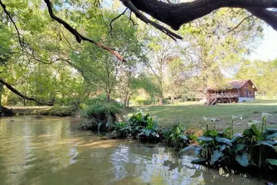 Image de Belle maison en bois en bord de ruisseau