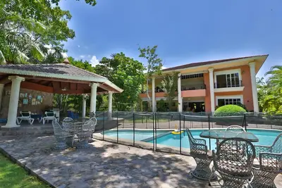 Image de Huge 8br Villa| Pool|HeatedJacuzzi| Bbq|DailyMaid