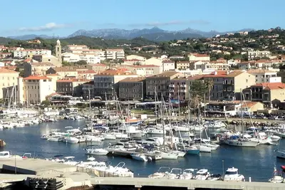 Image de Près du centre ville, appartement T2 classé *** climatisé, terrasse, jardin, box