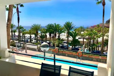 Image de Cozy apartment 5 minutes from the beach, with sunny terrace and amazing view!